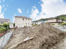 爽やかな青空の下に贅沢なほどに降り注ぐ陽光、豊かな居住性と、クオリティが見事に調和した住空間は、住まうことの喜びを感じさせてくれ