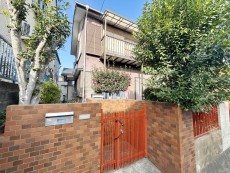 青空広がる解放感ある立地です。