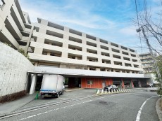 緑豊かな高台に立地するマンション外観