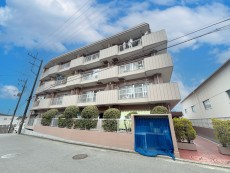 爽やかな青空の下に贅沢なほどに降り注ぐ陽光、豊かな居住性と、クオリティが見事に調和した住空間は、住まうことの喜びを感じさせてくれ