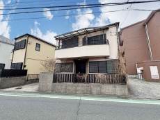 爽やかな青空の下に贅沢なほどに降り注ぐ陽光、豊かな居住性と、クオリティが見事に調和した住空間は、住まうことの喜びを感じさせてくれ